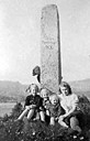Landmarksteinen på ny plass på nedsida av Lillingstonheimen. Leiaren i Vestre Fjaler Bondelag, Jostein Bakkebø og Markvard Eikerol, medlem i styret for stiftinga Lillingstonheimen.
