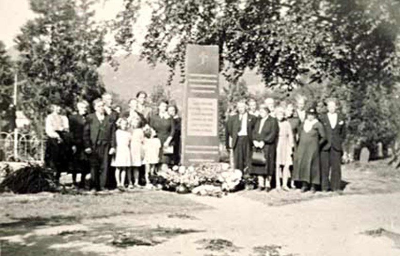 Minnesteinen vart reist i 1947 og avduka 29. august. Her er slektningar til fleire av dei som fall samla ved steinen.