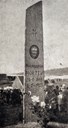 Mykje folk samla ved minnesteinen over Thorbjørn Horten. Me veit ikkje når biletet er teke, men mykje truleg på avdukingsdagen, 28. juli 1929.