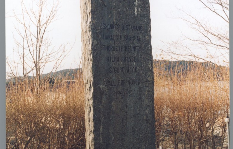 Minnesteinen over falne frå tidlegare Bru kommune står på kyrkjegarden ved Stavang kyrkje.