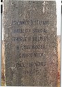 På steinen står innhogge namna på dei fem falne og innskrifta FALL FOR NOREG * 1940 - 45