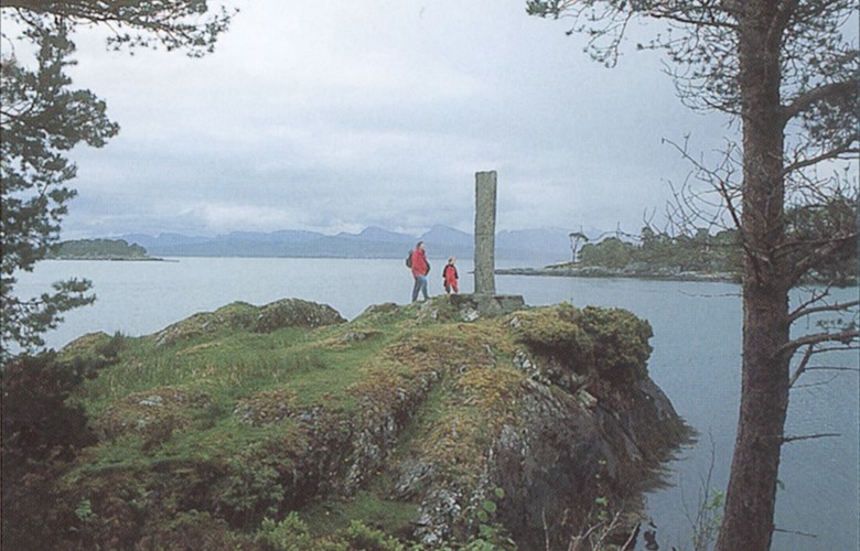 Minnesteinen over Ole Torjussen Svanøe og Hans Nielsen Hauge på Svanøy står på Saltverkneset med utsyn mot Svanøybukta, Brufjorden og Stavanglandet. 
