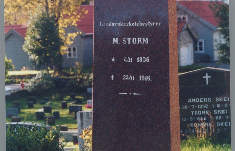 Minnesteinen på grava til Martin Luther Storm på kyrkjegarden ved Førde kyrkje. Grava er på austsida av kyrkja.
