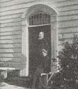 Sokneprest A. F. W. J. Prytz og kona Milda Dorthea, fødd Olsen, fotograferte i inngangsdøra til hovudhuset i prestegarden på Vereide. Prytz var fødd i Alstahaug i 1853, og var sokneprest i Gloppen frå 1904 til 1911.
