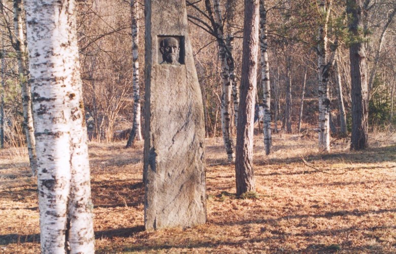 Minnesteinen over Jacob Aaland på området til Nordfjord Folkemuesum på Sandane.