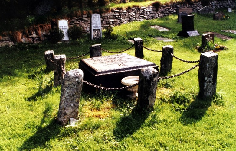 "FRED MED EDERS STØV * VELSIGNET VÆRE EDERS MINDE" står det på gravminnet på grava til Niels Griis Alstrup Dahl og kona Hylleborg, fødd Hertzberg. Grava ligg på nordsida av kyrkja i Eivindvik.

