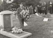 Frå avdukinga av minnesteinen 15. august 1954. Ordførar Ludvik Kjellevold ved minnesteinen. I bakgrunnen sokneprest Johan Vatne.