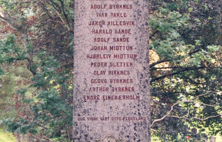 Minnesteinen over falne i Eivindvik står like ved porten inn til kyrkja. Det står innhogge 16 namn, alle frå dåverande Gulen kommune som fall i andre verdskrigen.
