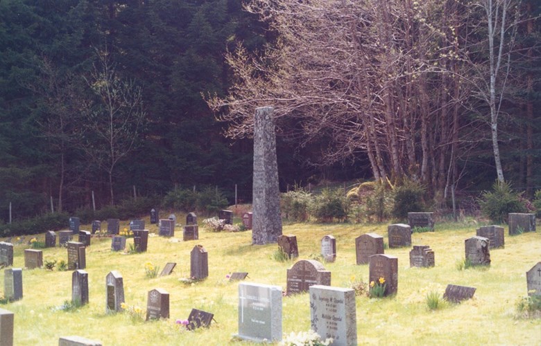 Minnesteinen over Halvard Trædal som fall i krigen i Valdres, 25. april 1940, står på grava hans på gravstaden Fred i indre Oppedal.