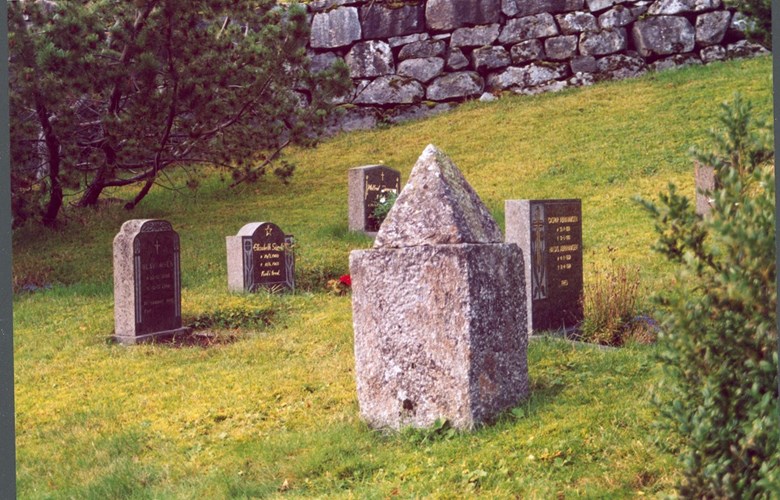 Gravminnet på grava til Karl Uno Sundberg på Høgereina  gravstad i Høyanger står like innanfor porten til gravstaden.