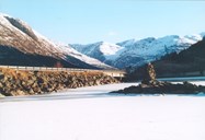 "Veg og bru Kjøsnes" ein vinterdag 2001. Brua ligg omlag midt i sundet med vegfyllingar ut frå kvar side, Sægrov-grenda på sørsida (til venstre) og Kjøsnes på austsida.
