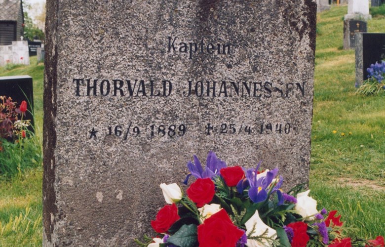 Gravminnet på grava til Thorvald Johannessen. Grava har status som krigsgrav og vert kranslagt kvar 17. mai. På gravsteinen står:<br />
Kaptein * THORVALD JOHANNESSEN * (teikn for fødd) 16/9 1889 (teikn for død)  25/4 1940