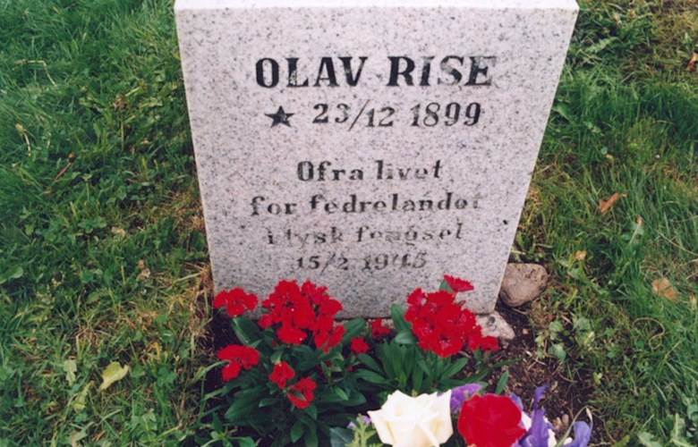 På framsida av minnesmerket står: OLAV RISE * [f.] 23/12 1899 * Ofra livet * for fedrelandet * i tysk fengsel * 15/2 1945. På baksida står: Reist av * Syrstrond * ungdomslag