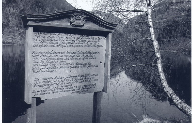 Wittgenstein-minnesmerket ved Eidsvatnet i Skjolden. Det står på ei utkøyrsle på riksvegen der det er godt utsyn over vatnet til staden der Wittgenstein si hytte stod.
