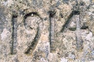 1914 - jubileumsåret for Eidsvollgrunnlova 1814 og oppløysinga av unionen med Danmark same året. Årstalet kan og stå for året minnesteinen vart reist.