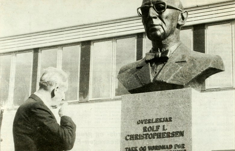 21. september 1984: - Eit takkens symbol til eit stort livsverk, sa ordførar Anders Lunden då han avduka minnesmerket over Rolf I. Christophersen.