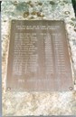 Metallplata på steinen med 18 namn oppførde i kronologisk rekkefylgje etter dødsdato.