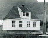 Sogns Tidende hadde i mange år minnesteinen som næraste nabo. Dette biletet er frå 1930 talet. Avisa hadde i byrjinga ein "e" etter Tidend, men strauk denne bokstaven ein gong på 1920-talet.

