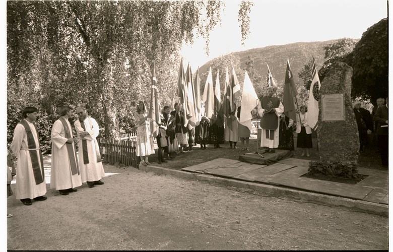 Frå avdukinga 6. september 1992. Misjonskvinnene stod flaggborg.