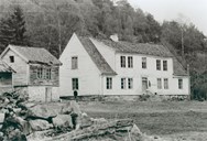 Huset der misjonær Hans Schreuder vart fødd, 18. juni 1817, bygt på fyrste halvparten av 1700-talet. Biletet er frå ca 1910. I 2001 er begge husa fullt restaurerte.