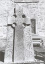 Denne steinen (cross slab) står ved Aberlemno kyrkje i Skottland. Den kristne krossen er dominerande og sirkelsymbola tydelege. I hjørnefelta øvst er individuelle dyresymbol, medan felta på kvar side av foten er samanvevde slangesymbol.
