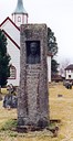 Minnestøtta er kring 2 meter høg med innfelt bronserelieff av Anders Svor. På steinen står innhogge: Per Faleide * F. 22-8-1917. * FALL FOR FEDRELANDET * 28-4-1940.