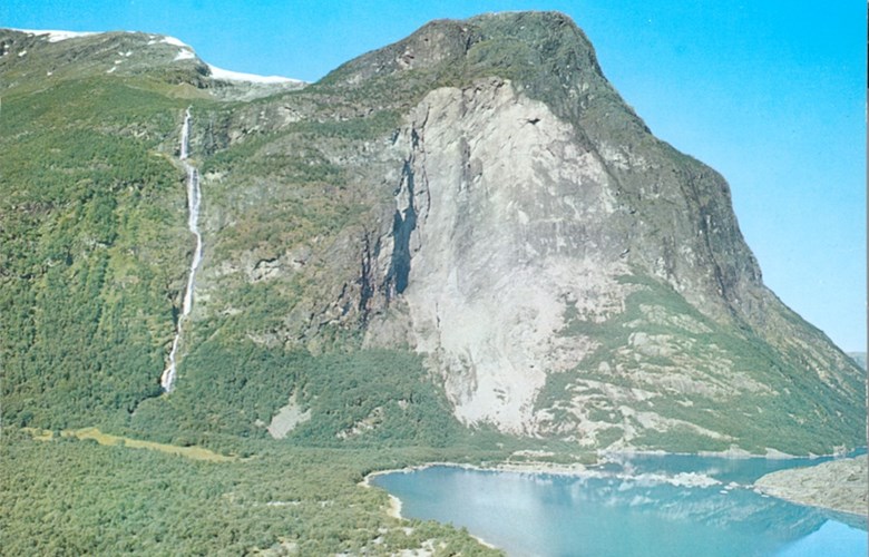 Ramnefjellet på austsida av Lodalsvatnet. Rasa i 1905 og 1936 kravde 135 menneskeliv. I eit stort ras i 1950 gjekk det ikkje med menneskeliv.