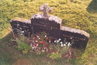 Gravstein på grav til omkomne ved Lodalsulukka 1936.