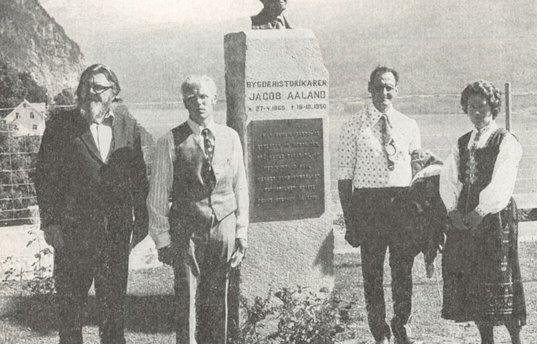 Frå avdukinga av Aalands-minnesmerket i Randabygda 10. juli 1977. Frå venstre professor Reidar Djupedal, Jon Fridtun (formann i arbeidsnemnda), Jens Tvinnereim og Mona Skrede.