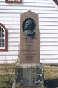 Minnesteinen over Rasmus Sindre og kona Gyda står på austsida av Innvik kyrkje. Steinen var avduka søndag 7. februar 1909.
