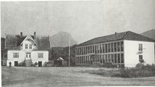 Gloppens Sparebank sin bygning frå 1893 vart sett opp av Lars Sølvberg og hans arbeidsfolk. I 1959 vart det sett opp ny bankbygning. Bygningen frå 1893 stod fram til 1960, då vart han riven og sett opp att som bustadhus på Gloppestad.

