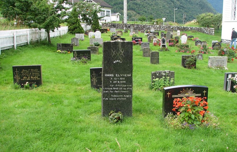Minnesteinen over Hans Elvheim står på grava hans på kyrkjegarden ved Fresvik kyrkje.

