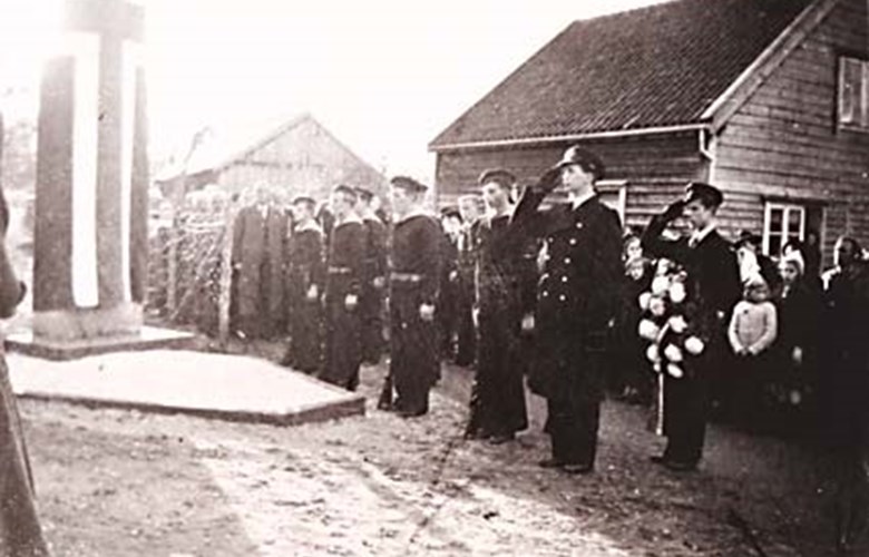 Frå avdukinga av minnesteinen over marineoffiser Ingvald Vangsnes søndag 2. november 1946. Det var mykje folk til stades, og Marinekommando Vest hadde sendt ei ærestropp i eigen båt.