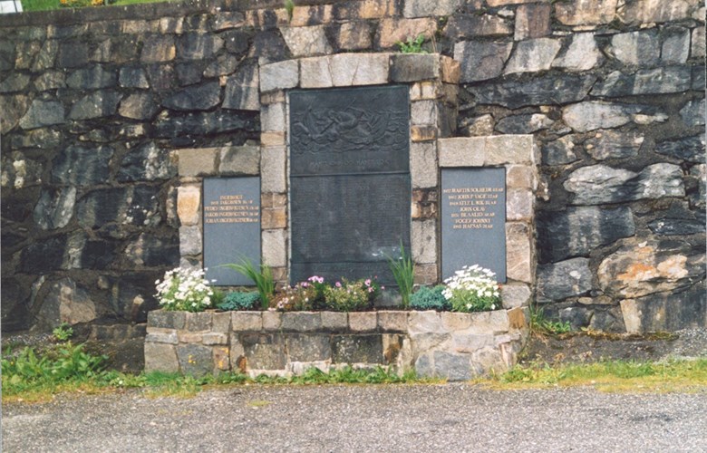 Fiskarminnesmerket ved kyrkja i Måløy, reist i september 1957, er bygd inn til muren mot kyrkjegarden på oppsida av kyrkja. Opphavleg var det ei minneplate, men seinare er det sett to til med namn på bortkomne etter 1957. 
