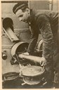 Arthur Torheim fotografert under lading av våpen om bord på ubåten "Ula".