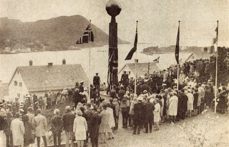 Frå avdukinga av minnesmerket ved Vågsøy ungdomsskole over allierte falne i Måløyraidet 27. desember 1941. I 1994 vart minesmerket flytta til Måløyna ( i bakgrunnen). 

