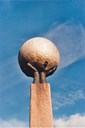 Den seks meter høge granittsøyla dannar fundamentet for to sterke hender som held oppe ei gullforgylt kule, støypt i bronse, og med diameter 1,36 m. Kula symboliserer jordkloden.
