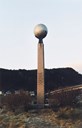 Minnesmerket over allierte falne i låg vintersol, desember 2002. Minnesmerket er laga av bilethoggaren Ståle Kyllingstad.
