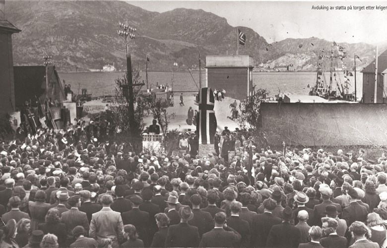 Frå avdukinga 17. mai 1946. Støtta er sveipt i flagget og det er pynta med bjørkelauv ved talarstolen.