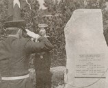 Oberstløytnant Roald Skram har nett avduka minnesmerket på Moldøen. Attmed steinen æresflaggvakt Marita Svepstad frå KNM "Narvik".
