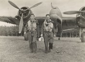 To flygarar frå New Zealand framfor ein Beaufighter, same flytype som vart nedskoten under angrepet i Måløy 24. april 1945. Dei vart nedskotne ved Silda 6. desember 1944, og kom levande frå ei naudlanding på sjøen.
