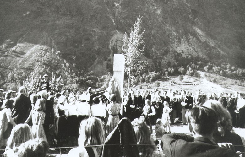 Frå avdukinga 17. mai 1948. På talarstolen i bakgrunnen til venstre står marineløytnant Andersen som heldt avdukingstalen. Støtta var sveipt i det norske flagget og "duken" er i ferd med å falla.