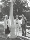 Gravminnet over Nils og Mari, McFarland kyrkjegard, Dane County, Wisconsin. Dei tre etterkomarane er (frå venstre): Virginia Papcke, Jean Dedie og John Sime.
