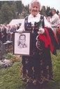 Anna Landmark stelte grava til Johan Berge i over 40 år. På ei veteransamling i 1986 ga familen henne eit bilete av Johan Berge laga av major Andreas Hauge som takk for den lange og trugne innsatsen. No er det Etnedal Historielag som passar grava.