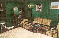 Dobbelromma i gamlefløyen er førte attende til den opphavlege stilen. Både møblar og fargar er frå slutten av 1890-talet.
