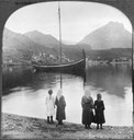 Holvikjekta fotografert på fjorden med Sandane sentrum i bakgrunnen. Fire jenter i framgrunnen. 



