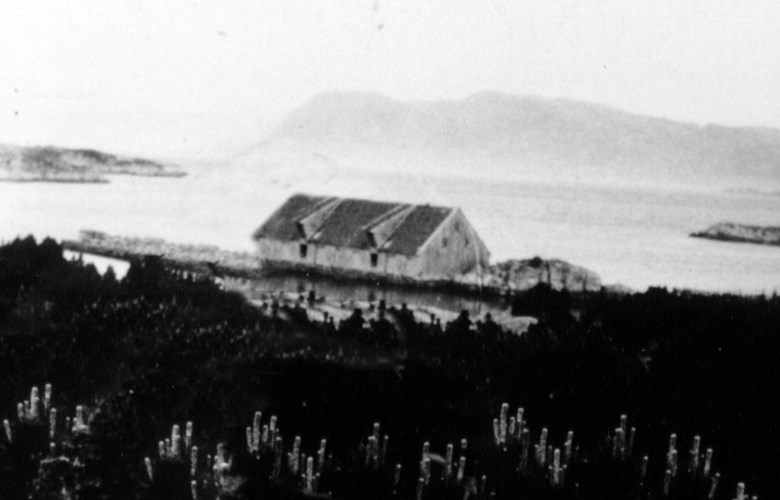 Den gamle Lemkuhlbua i Batalden slik den truleg så ut. Bildet er foto-manipulert med utgangspunkt i eit foto som synte delar av bua i bakgrunnen. Lemkuhlbua bles ned under ein sørleg orkan i 1931.