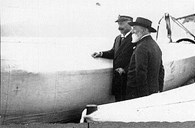 Keisar Wilhelm II og kunstmålar Hans Dahl  om bord på ein av keisaren sine båtar. Desse to var gode vener. Då Hans Dahl døydde i 1937, kom det helsing frå  Wilhelm II.