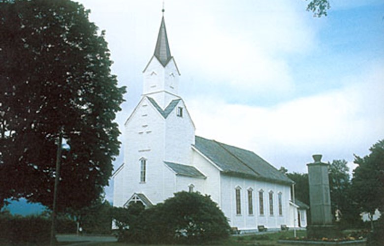 Florø kyrkje er ei stor, stilrein og enkel kyrkje, med eit høgreist skip. På kvar langvegg er det fem store vindauge med spisse gavlar.