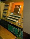 Orgelet er frå 1982 og har 30 stemmer. Kyrkja hadde også orgel til vigslinga i 1882, og dette var eit av dei fyrste orgla i Sunnfjord.
